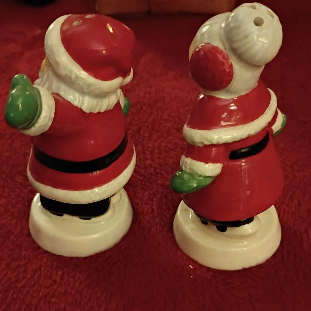 Vintage Santa and Mrs Claus Ceramic Salt Pepper Shakers Christmas Holiday Set